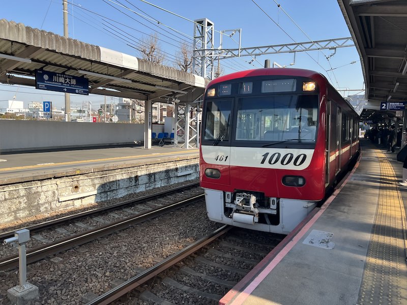 川崎大師駅に到着する大師線の列車