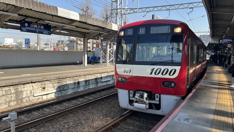 川崎大師駅に到着する大師線の列車