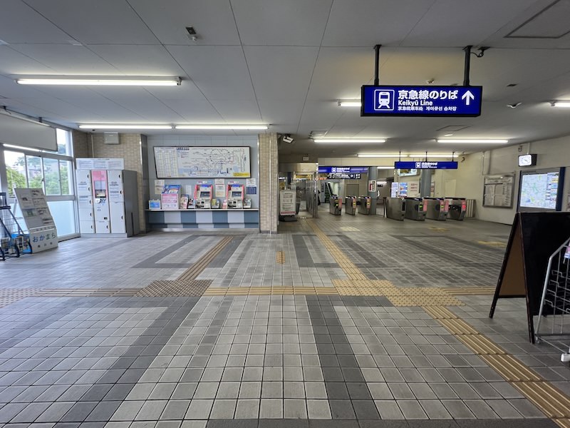 改札を出てすぐ右側にあるコインロッカー
