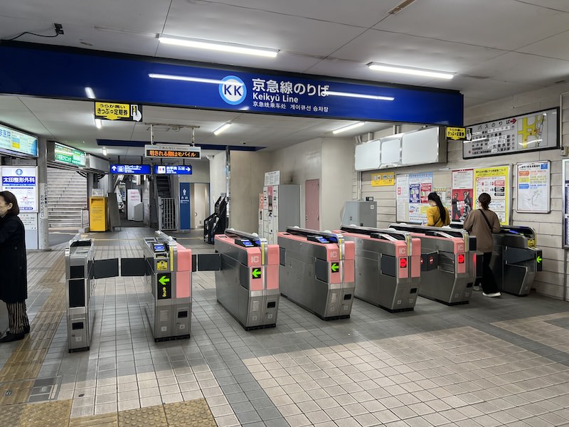 改札外から見た改札内のコインロッカー