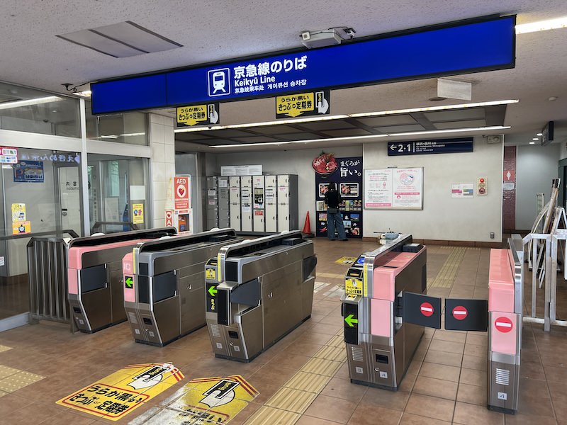 改札外から見たコインロッカー