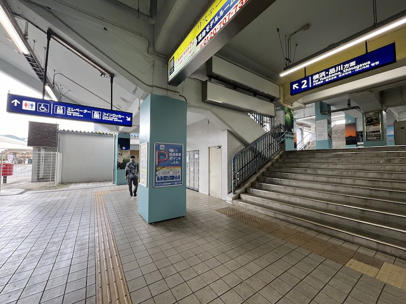 ホームから地上階に降りたところにコインロッカーがある