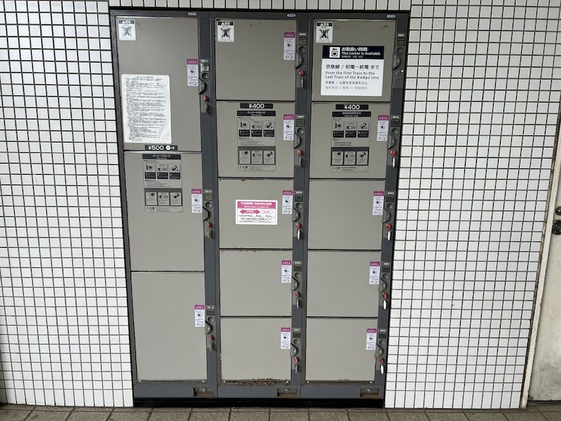 改札内階段・エレベーター横のコインロッカー