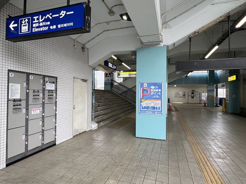 コインロッカー側から改札方向を見る
