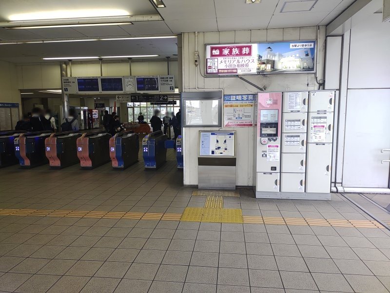 改札を出て左側にコインロッカーがあります。