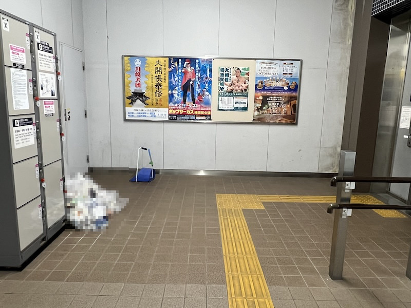 改札内、横浜・品川方面行きホームへのエレベーター前にあるコインロッカー