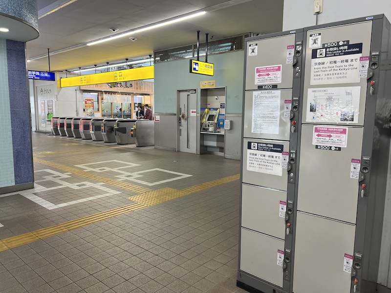 コインロッカーから改札を見る