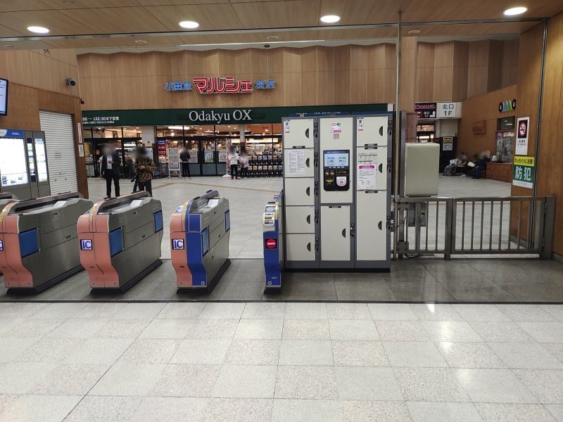 改札入ってすぐ左側にコインロッカーがあります。