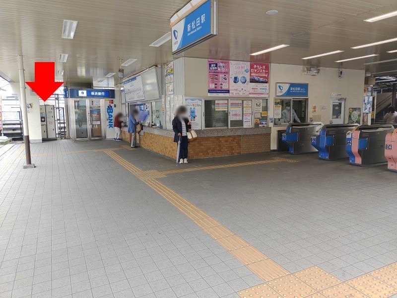 北口改札から出て右へ曲がるときっぷうりばの先にコインロッカーがあります。