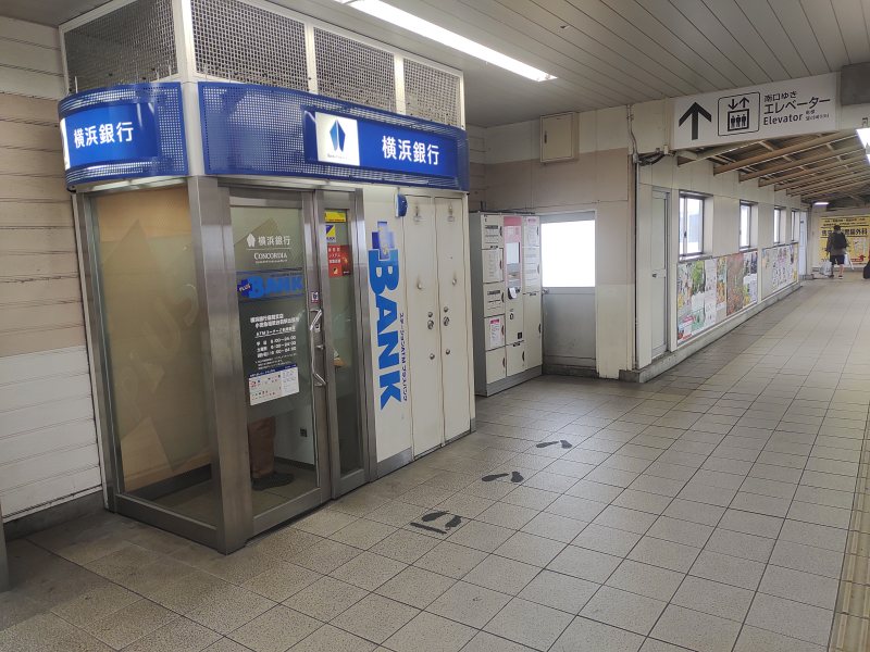 改札を出て左へ進んでいくと、通路左側のATMの隣にコインロッカーがあります。