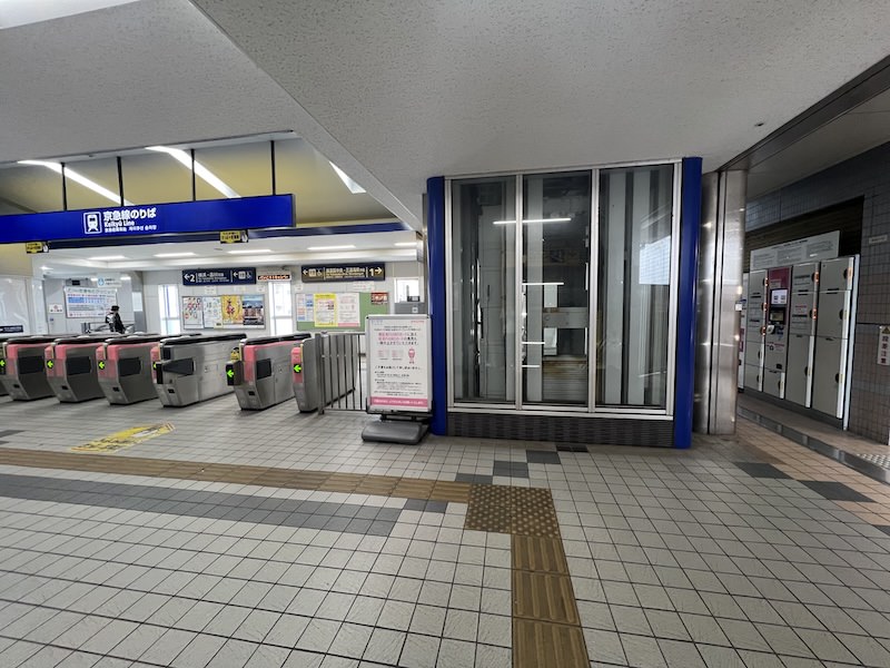 改札を出て左側にコインロッカーがある