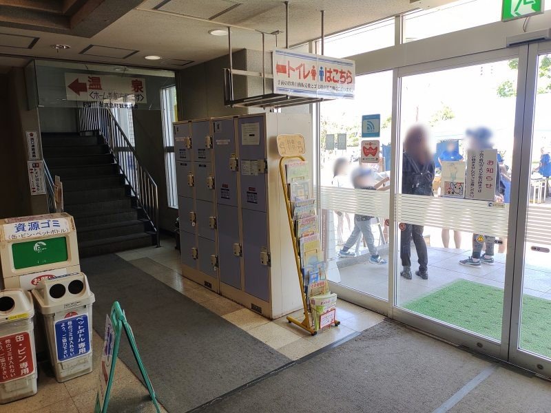 駅舎に入ってすぐ右側にコインロッカーがあります。