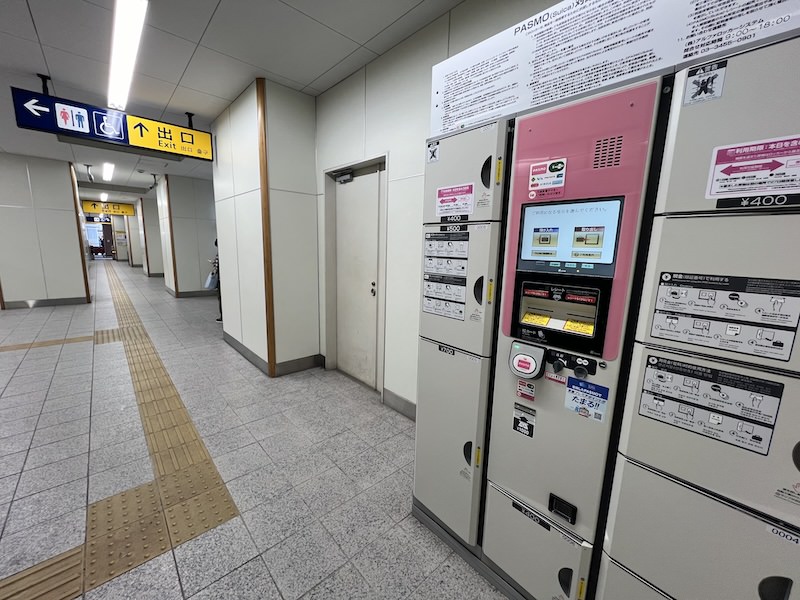 コインロッカーから改札方向を見る