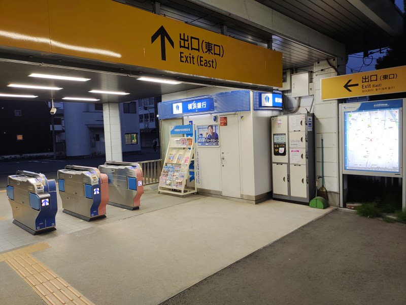 東口改札入って左側にコインロッカーがあります。