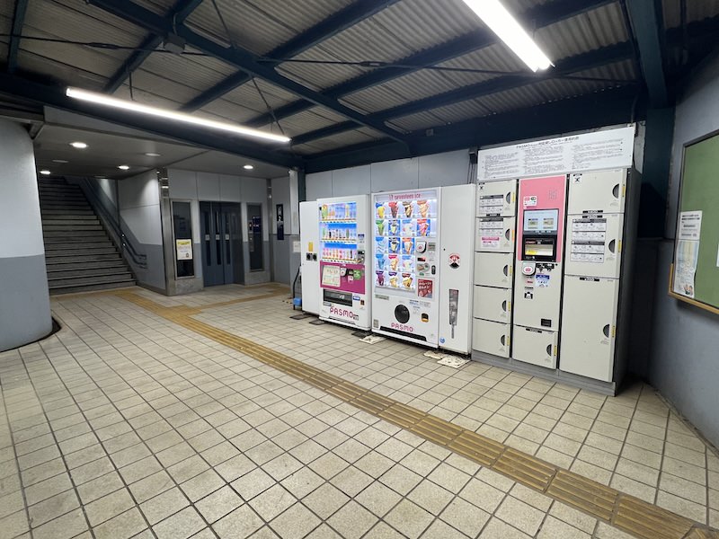 改札内横浜・品川方面行きホームへの通路内にあるコインロッカー