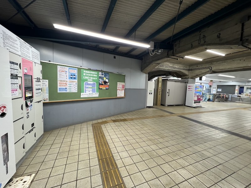 コインロッカーから改札方向を見る