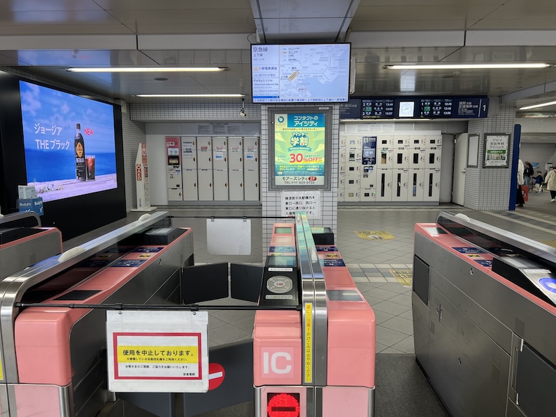 東口改札外から見た改札内のコインロッカー
