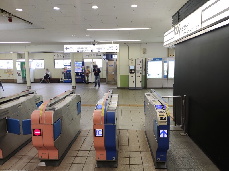 改札を出ると正面にコインロッカーがあります。