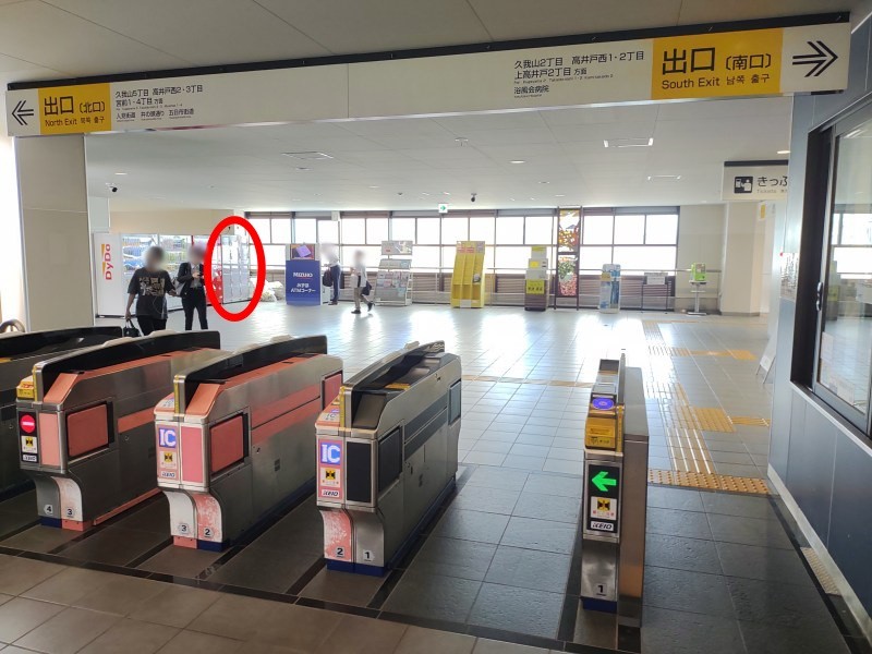 改札を出て左前方のATM付近にコインロッカーがあります。