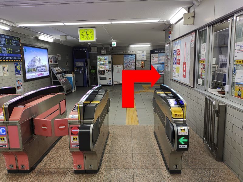 改札を出て右へ進みます。