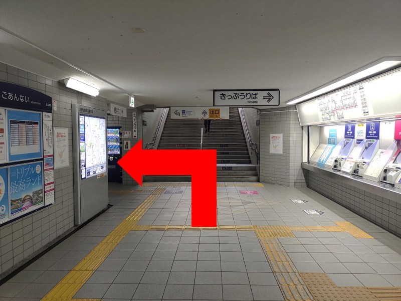 きっぷうりばの向かい、通路左側にあるエレベーターのりばへの通路へ進みます。