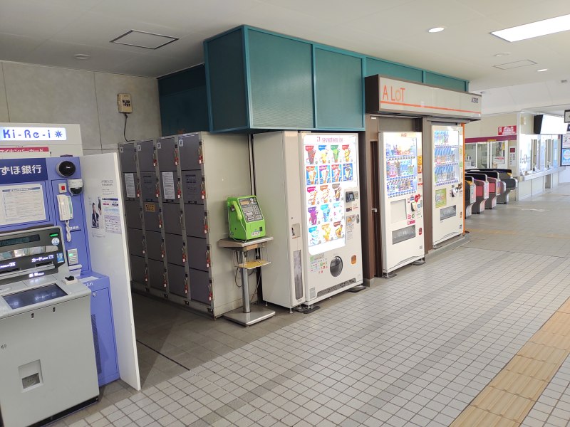 改札を出て右へ進むと、通路右側のATMの近くにコインロッカーがあります。