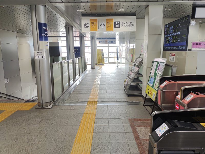 改札を出て右へ進みつきあたりまで行きます。