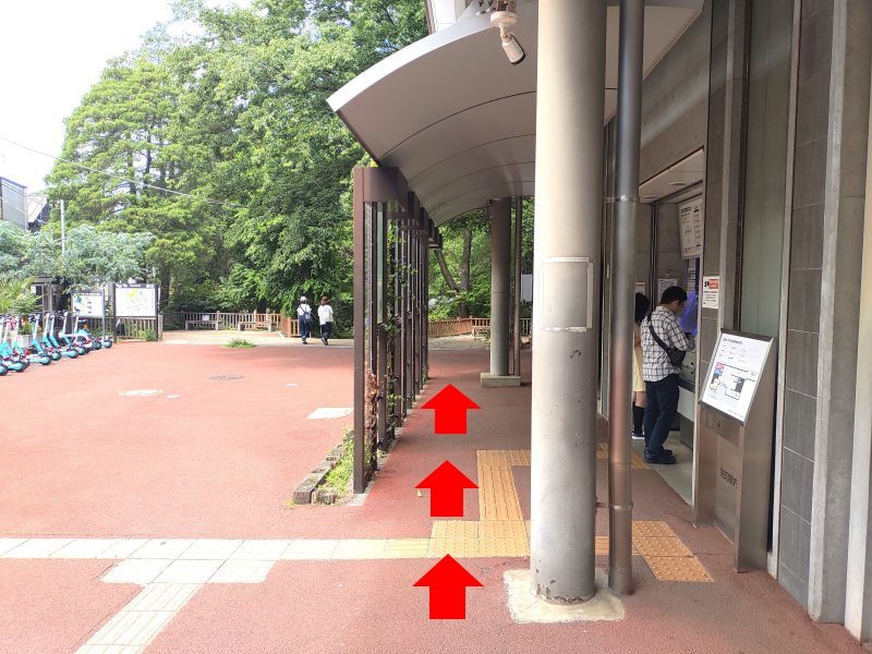改札を出て右へ進み、きっぷうりばを通過します。