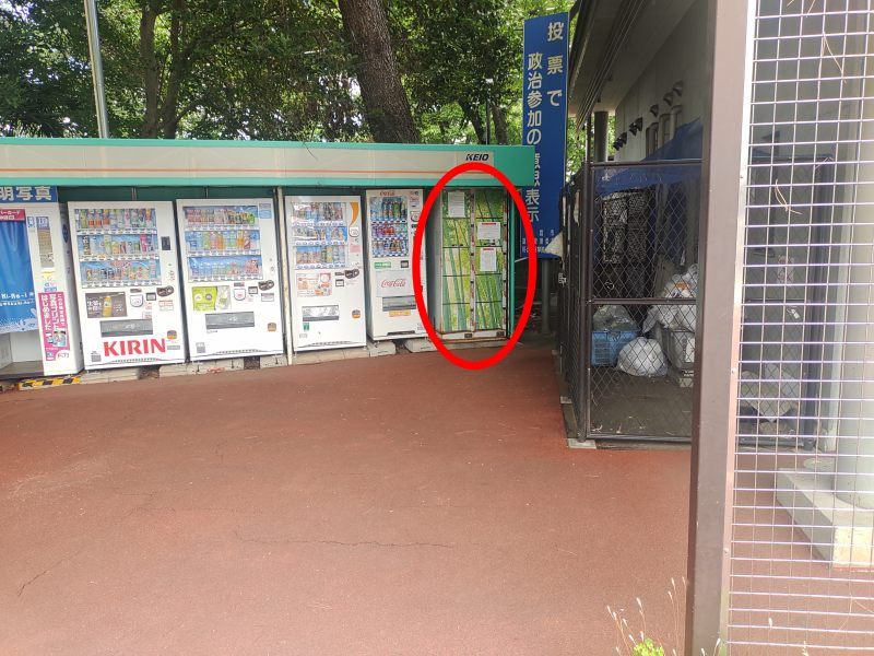 きっぷうりばを通過すると右側に自販機コーナーがあり、その中にコインロッカーがあります。