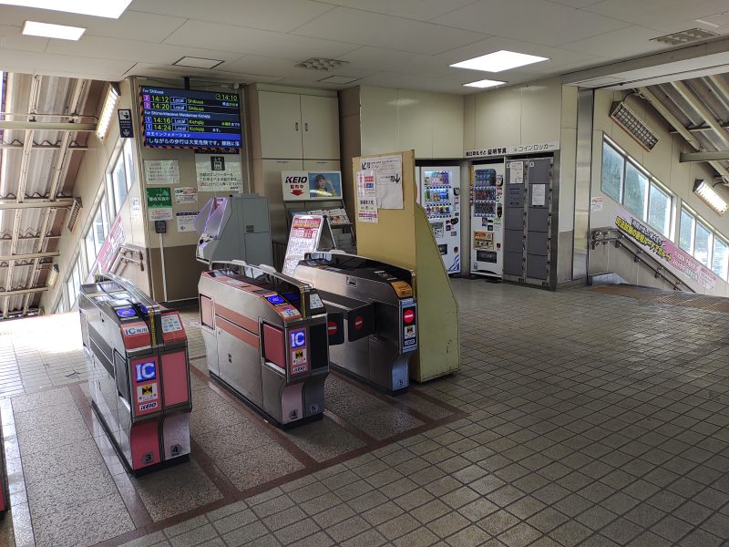 東口改札を出てすぐ左側にコインロッカーがあります。