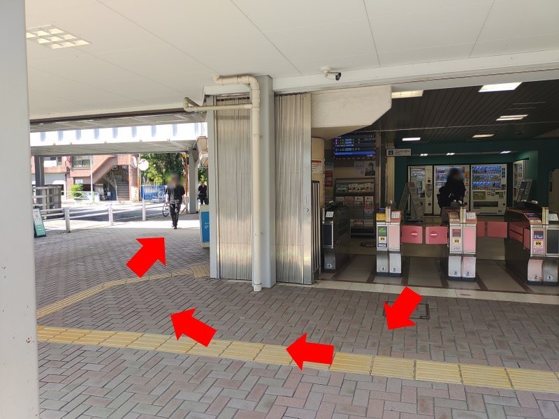 西口改札を出て右に回り込みます。