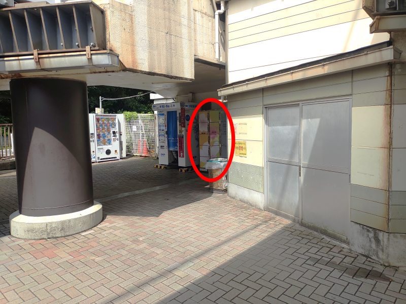 しばらく進むと高架下右側に証明写真機と並んでコインロッカーが設置されています。