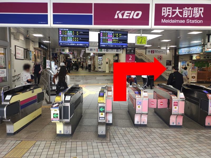 改札を入って右へ進みます。