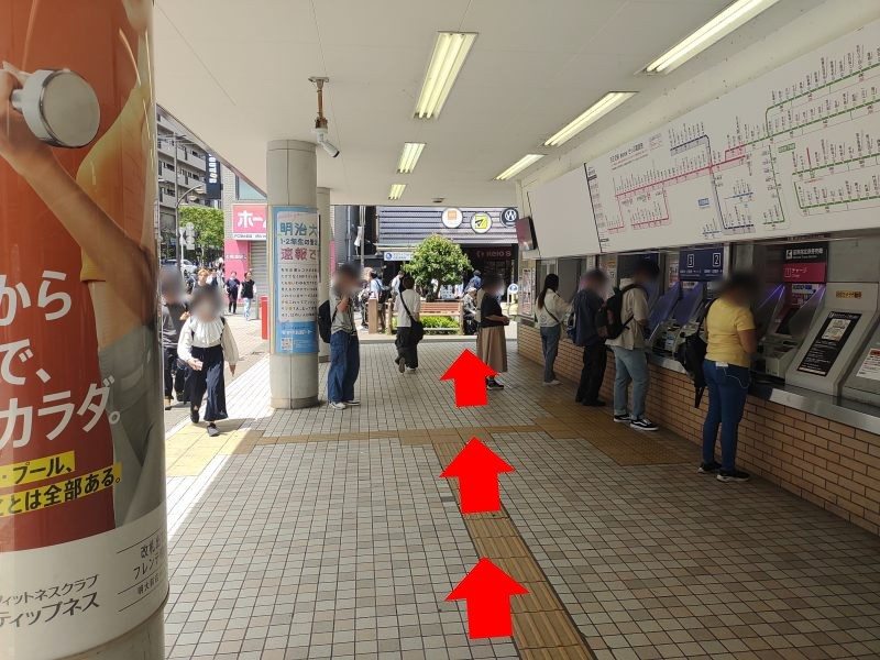 きっぷうりばの前を通過します。