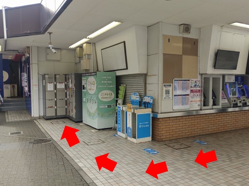 きっぷうりばの角を右に曲がったところにコインロッカーがあります。
