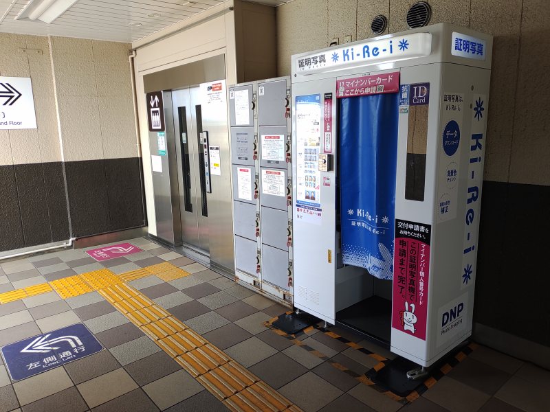 角を曲がって右側のエレベーター近くにコインロッカーがあります。