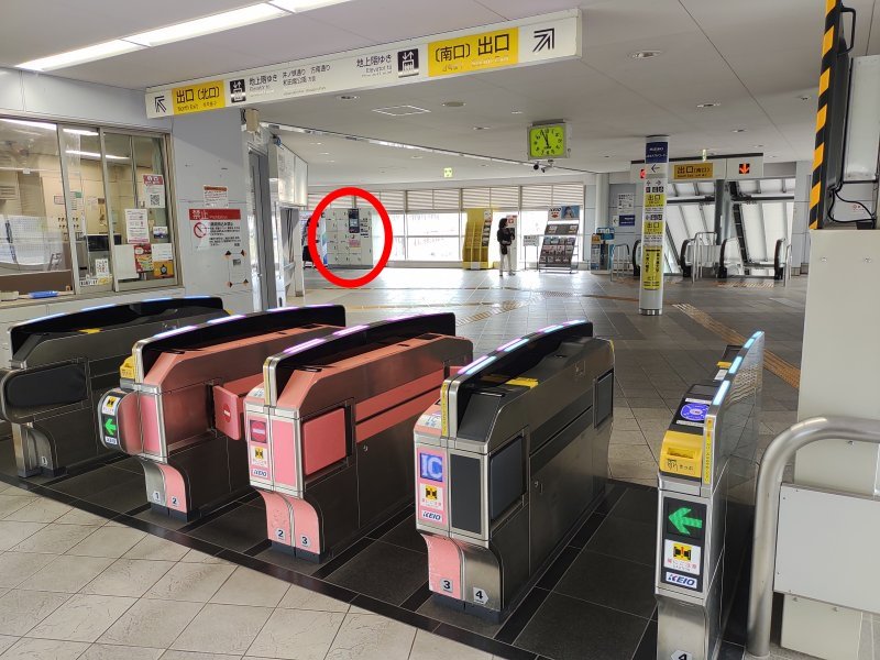 改札を出て左前方に自販機と一緒に設置されています。