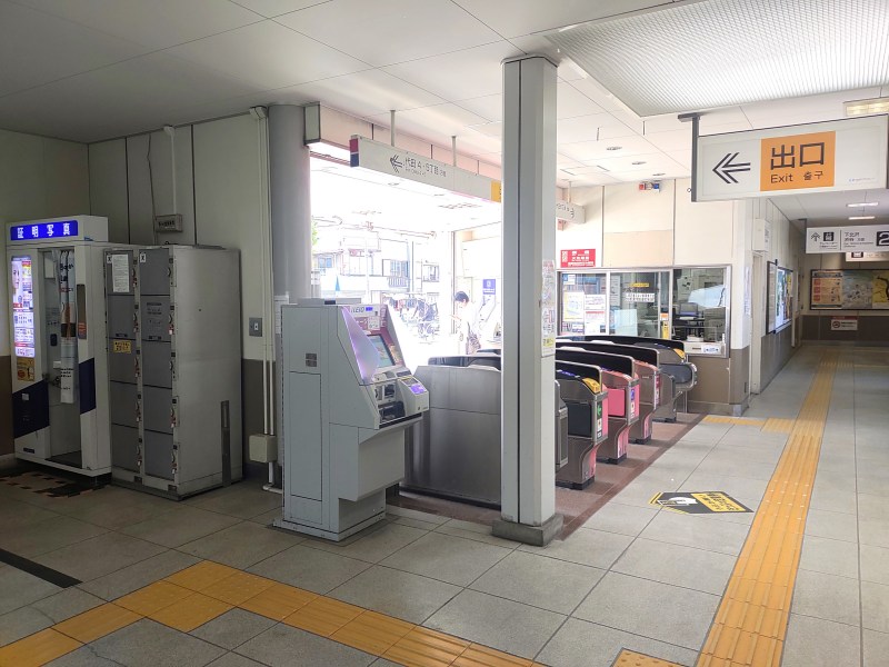 改札を入って右に回り込んだところにコインロッカーがあります。