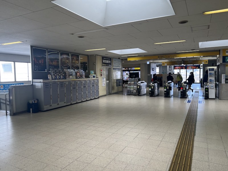 南改札口すぐ手前にコインロッカーが設置されている