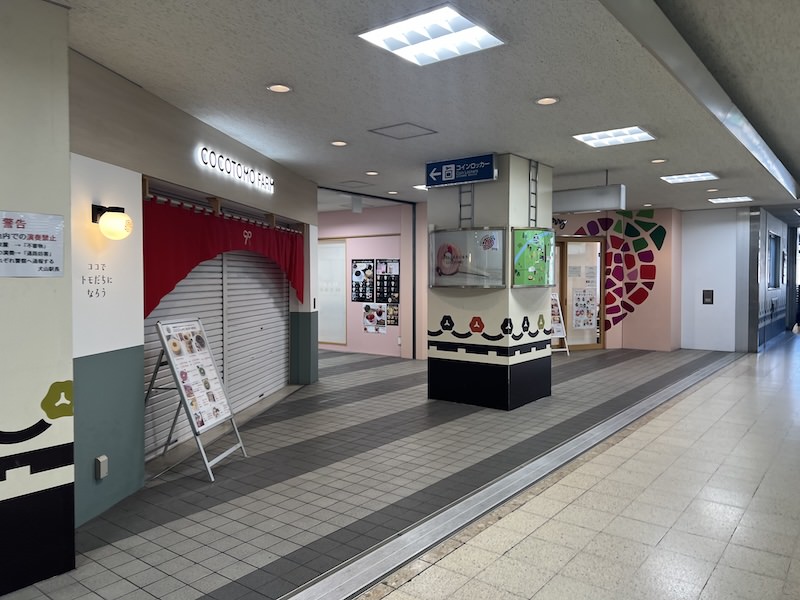 この通路を左へ