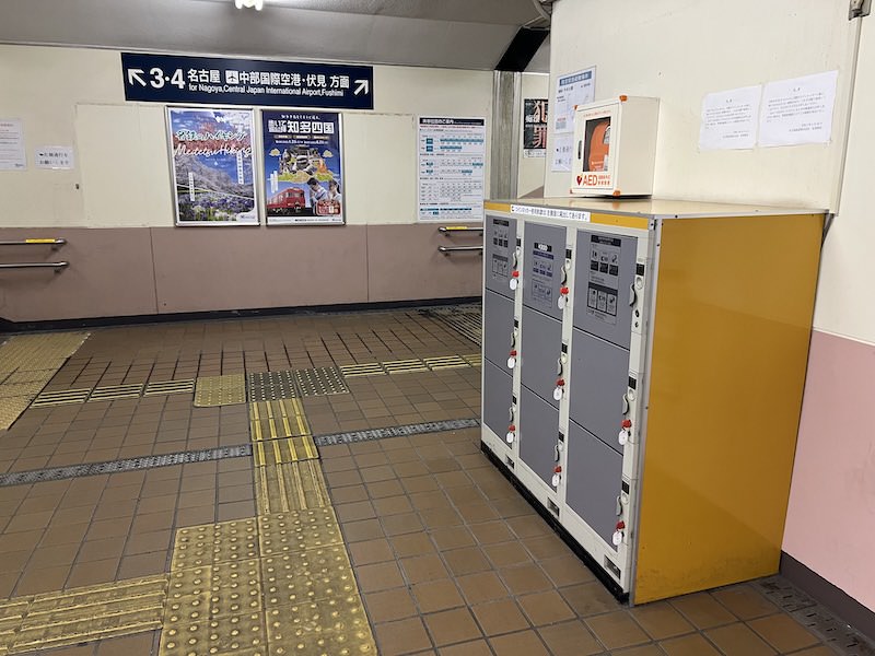 名古屋・中部国際空港・伏見方面行きホームへの階段近くにあるコインロッカー