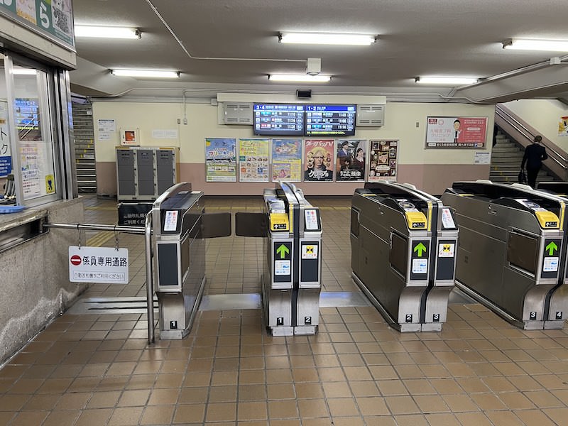 改札の外から見たコインロッカー