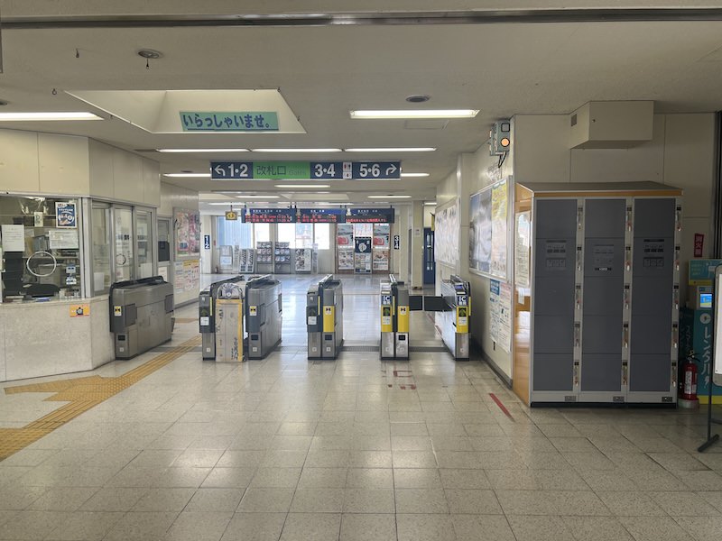 改札を出てすぐ左側に設置されているコインロッカー