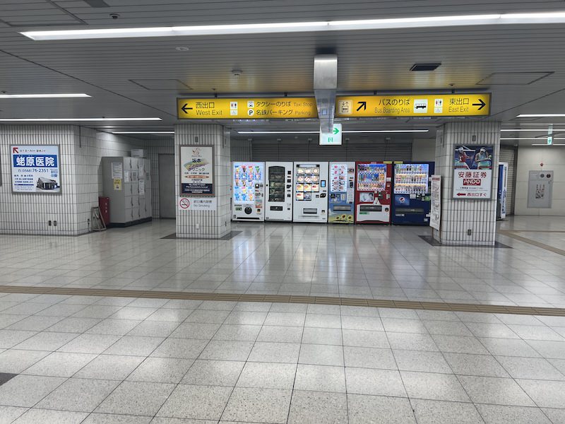 小牧駅の改札を出たところ。正面左側にコインロッカーが見える