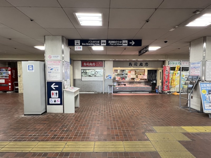 河和駅の改札を出たところ。柱の左側にコインロッカーがある