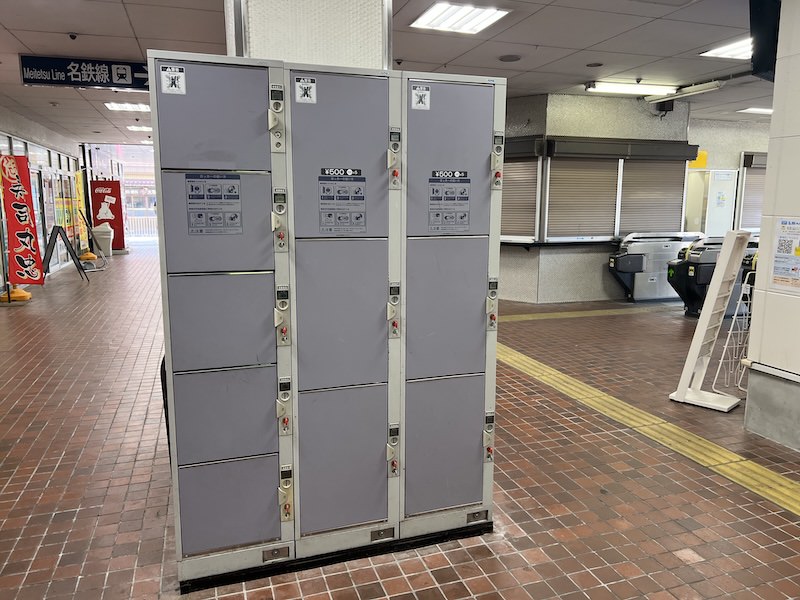 コインロッカー側から改札口を見る