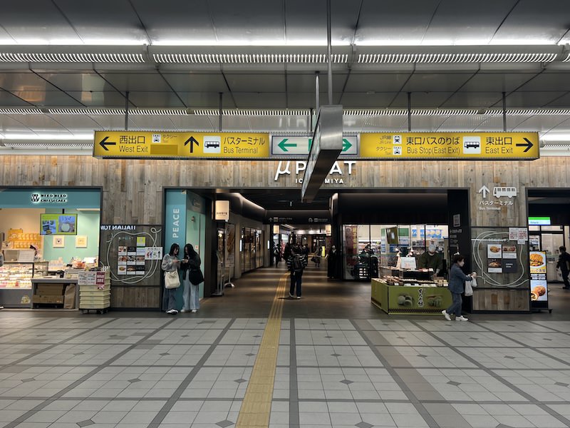 改札を出て斜め左へ