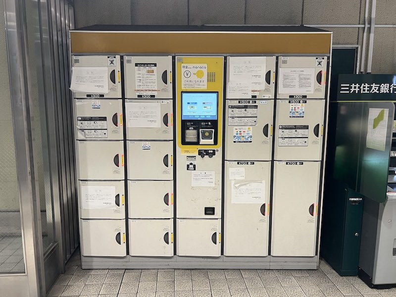 バスターミナルへの通路内のコインロッカー