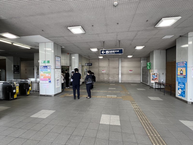 改札を出て正面左側に設置されているコインロッカー