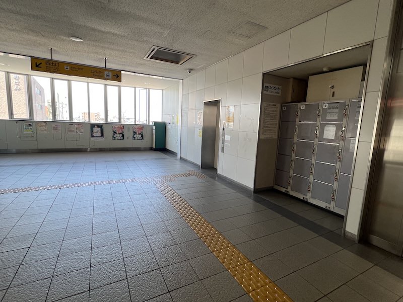 西出口へのエレベーター横にコインロッカーが設置されている
